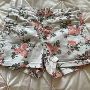 Delia’s Floral shorts SIZE 3/4
